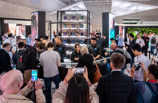 ‘IFA 2019’에서 삼성전자 전시장을 방문한 관람객들이 ‘갤럭시 폴드 5G’를 체험하고 있다.