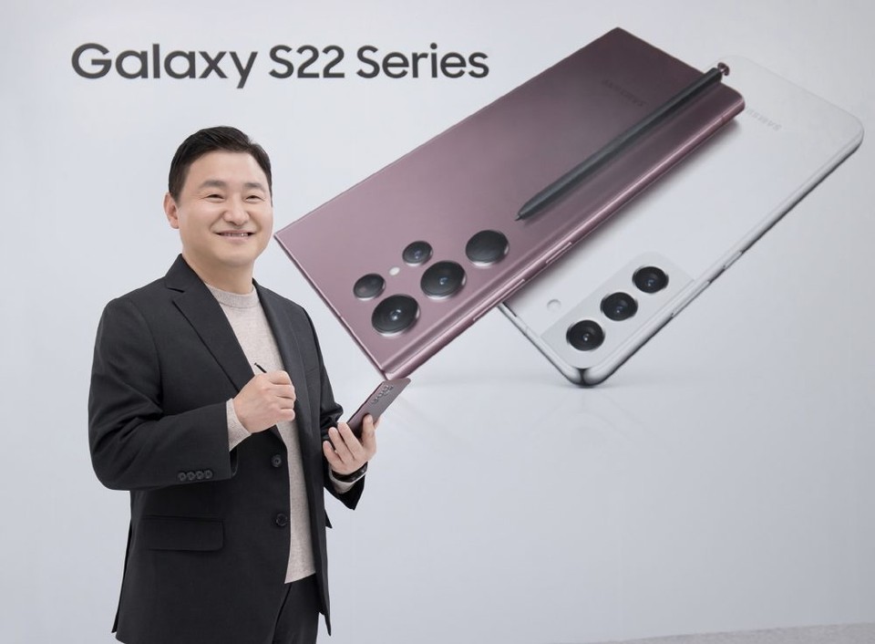 삼성 갤럭시 언팩 2022’에서 삼성전자 MX사업부장 노태문 사장이 ‘갤럭시 S22 울트라’를 소개하고 있다.