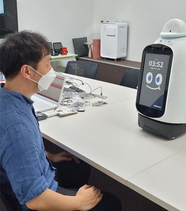파워보이스 음성인식 기술이 적용된 로보케어의 치매예방 로봇 보미