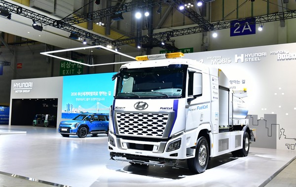 2023 기후산업국제박람회(WCE) 현대차그룹관에 전시된 수소전기트럭 살수차와 EV9